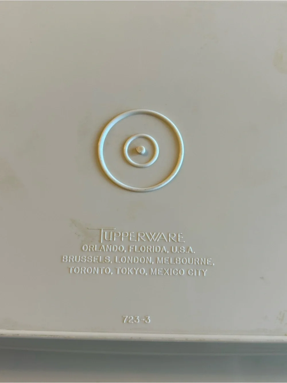 Tupperware vintage deviled egg carrier with snap on lid 723-3 made in USA
